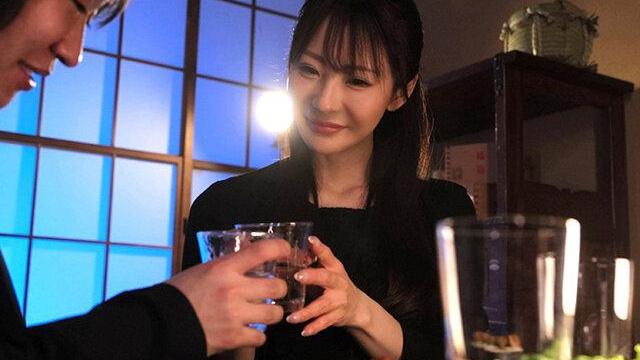 突然の別れの悲しみに流され夫の親友に体を許してしまった…拒否できたはずなのに感じてしまう体と止まらない欲望の連鎖に堕ちていく！