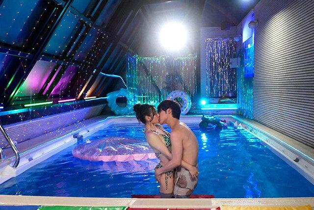 妻の大親友がナイトプールで水着逆NTR誘惑！巨乳痴女が密着W不倫で絶頂アクメ地獄に導く♡