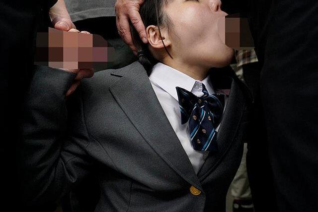 制服少女を巨漢3人で電車囲み全裸凌辱♡太い指と極太ペニスでうぶマンがビッチメスに変わるヤリ部屋連れ込み！