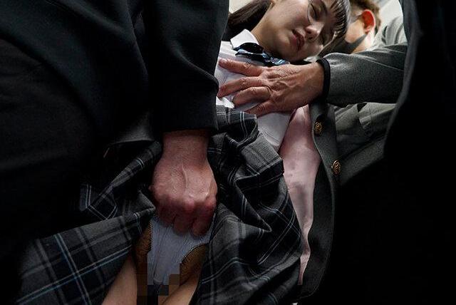 真面目制服少女を巨漢3人で満員電車トライアングルスポット全裸に！ヤリ部屋でビッチメス化♡