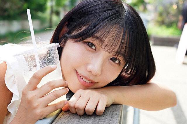太陽のように明るいHカップ巨乳美女の元気いっぱいAVデビュー♡恥じらい初SEXから3Pまで全力で楽しむ！