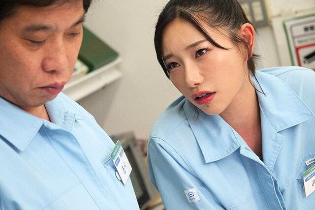 オナニーする姿を目撃され弱みを握られた彼女の体は、中年おじさんのねちねちしたピストンにビクビク反応する。睨みながらも膣が締め付け快感に負け、イキが連なる感覚が彼女を徐々に教育していく♡