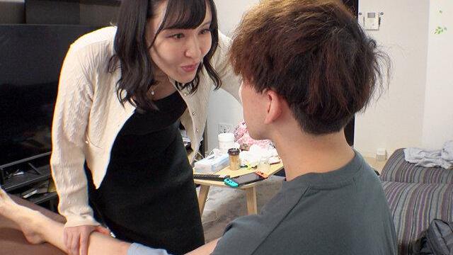 年上人妻セフレが息子の友達とも4P乱交♡母親のように世話しながらイキ狂う熟れたボディを若い男たちに肉オナホ扱い！