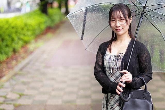 無職の男が人妻を部屋に連れ込むと無垢な表情から一変して…獣のように喘ぎ潮を吹き何度もを求める関係になる♡
