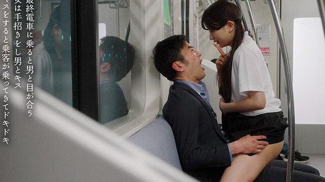 キスに興味津々な女学生が電車で寝ている男に毎晩唇を重ね♡目覚めた2人が止まらない接吻から朝まで求め合う密着の一夜！