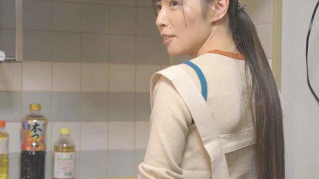 埼玉在住の明るい笑顔と超敏感体質のママさんが息子思いの健気さと陸上腹筋で210分間たっぷりエッチに溺れるリアル人妻ドキュメント！