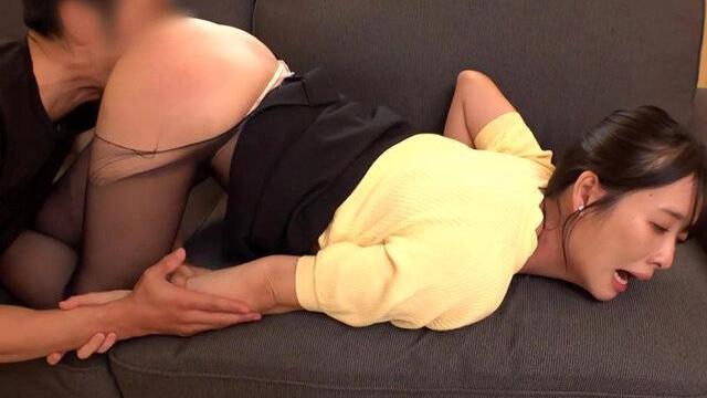 美人教師が弱みを握られ高級ホテルで男たちのワカラセ遊戯に巻き込まれる！体を犠牲にしながらも心がじわじわ屈服していく密室の葛藤♡