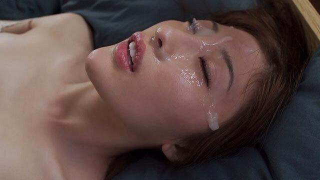 夫のリストラで引きこもりになった家庭を支えるため近所のコンビニでパートを始めた人妻が♡店長に迫られ弱みを握られて背徳の関係に堕ちていく日常！