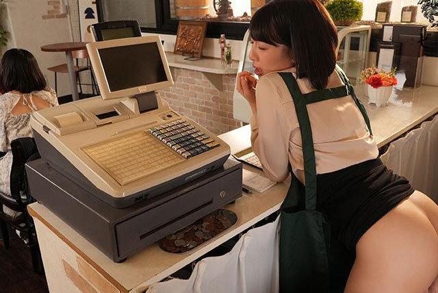 地味なメガネ女子の本性を知ったリーダーは、卑猥な舌で体を絡められ快楽の渦に飲み込まれてしまう♡ 立場逆転の快感に体が痙攣し、終わらない余韻に悶え続ける