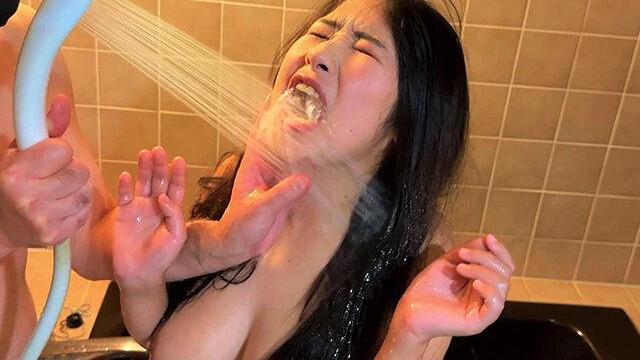 大人しそうな女の子をストーキングし自宅を襲撃、集団で支配する。自由な日常から逃げ場のない立場へ力が移り変わっていく！