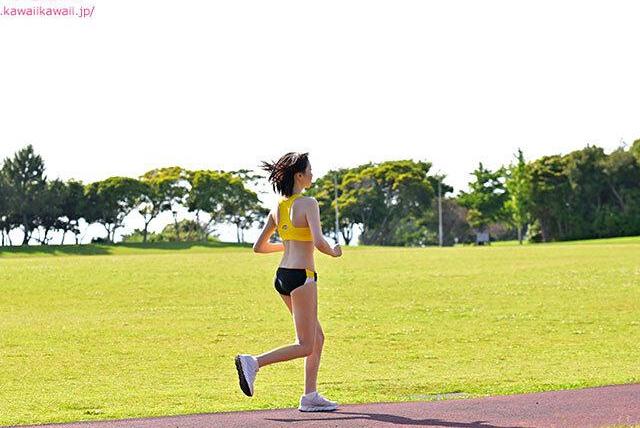 陸上アスリートとして走り続けてきた彼女は、鍛え上げた体をSEXに捧げる決意をする。抑えきれない性欲を解放する快感に身を委ね、情熱的に喘ぐ…！