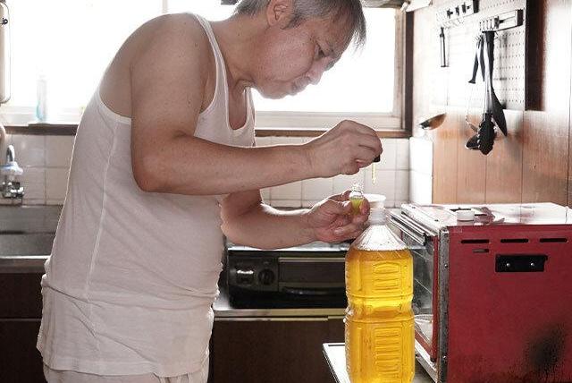 彼女と同棲するために見栄を張って買った安い家に実は浮浪者が住み着いていて…寝床を奪われた逆恨みから忍び込み飲み物に媚薬効果のある睡眠薬を仕込み新品マ○コが広がり睡眠姦される♡