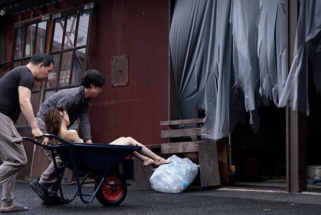 路上で拉致された女は、意識が戻るころには媚薬で体が熱くなり見知らぬチンポを貪る。公共肉便器として扱われる快楽に理性が溶けていく♡