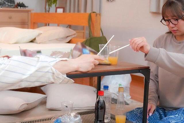 宅飲み王様ゲームで地味女子と一泊二日同居生活に♡拒まない彼女の隠れ巨乳が発覚して気まずい状況が一変する…！