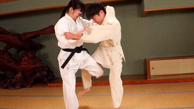 部活帰りの格闘技女子大生アスリートが「勝てば賞金負ければレ●プ」の3本勝負に挑戦！セクハラ攻撃で力尽き即ハメ敗北する一部始終！