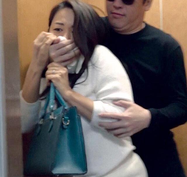 熟れた色気妻がエレベーター内で突如襲われ犯される♡薄暗い密室での凄惨な凌辱事件の全貌がカメラに捉えられる！