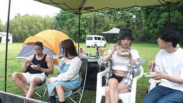 マンション夫婦のキャンプ火遊び♡ギャル妻のエロ舌誘惑でハメ放題、妻近くスリル野外SEX！