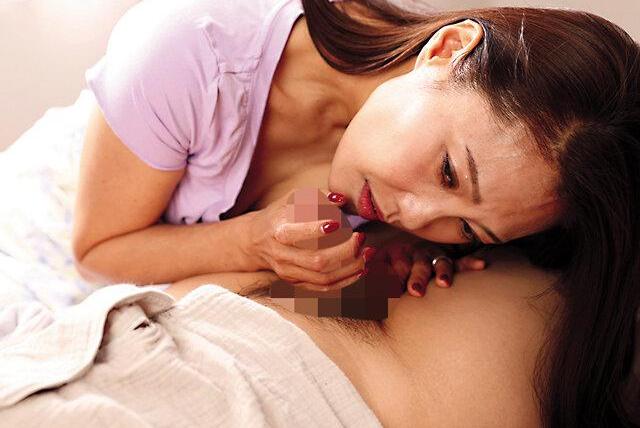 年の離れた夫と結婚した人妻が義息子の朝勃ちを見て心奪われ触ってしまう！口止めから始まる禁断の関係に快楽沼へ堕ちていく♡