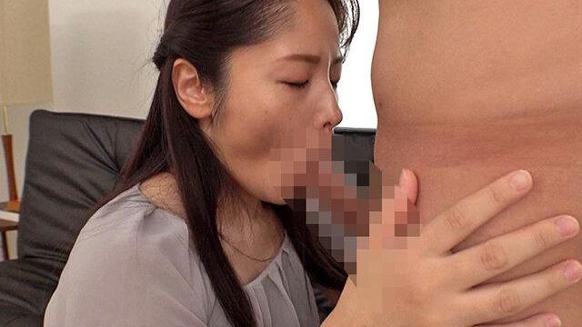時間と性欲を持て余した人妻がガッチガチに勃起したモノを至近距離でシゴく。顔に濃厚な汁をかけられ感覚が揺れる余韻が残る♡