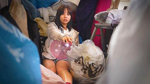 公園か細い女の子に懐かれゴミ屋敷で関係持ったら♡媚薬飲ませヘッドイラマ異物挿入でぐちゃぐちゃ輪●アヘ顔晒す衝撃！