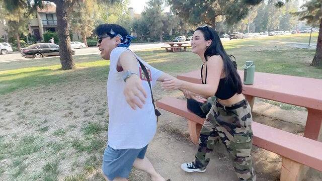 ロスでストレッチ中の軍人美女をナンパ成功♡引き締め完璧ボディと二人きりパーソナルトレーニングが始まる♡