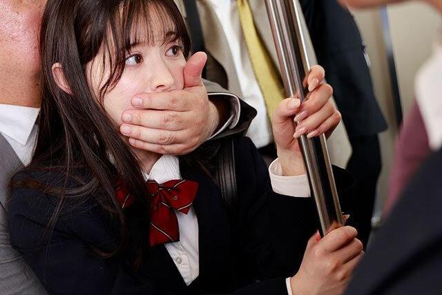 アイドル級可愛い制服美少女が電車痴●で公然お漏らし♡羞恥と快感にハマって捻じ曲がった性癖が目覚める！