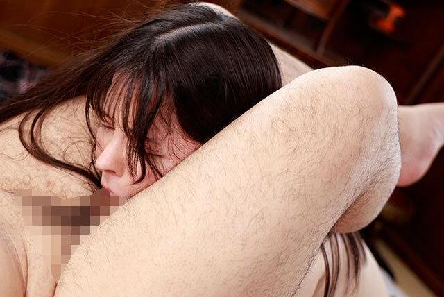 制服姿の美少女が電車内で痴漢に弄ばれお漏らし絶頂を晒す…。羞恥と快感の渦に飲み込まれ自らもっと感じたいと懇願するようになる♡