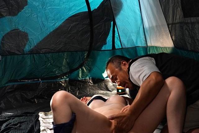 田舎キャンプで中年男たちに輪姦される美人妻が衝撃の餌食に！テント内凌辱で絶望悶絶の寝取られアクメラッシュ？