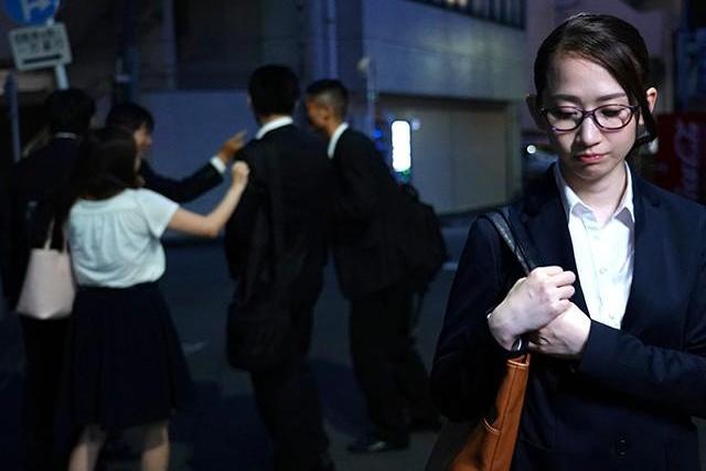 幼い頃から人見知りで存在感が薄かった人妻が部署の飲み会で同僚と関係を持ち…今までに体験した事のない快楽と背徳に子宮の熱い感触を忘れられなくなる不倫の虜♡