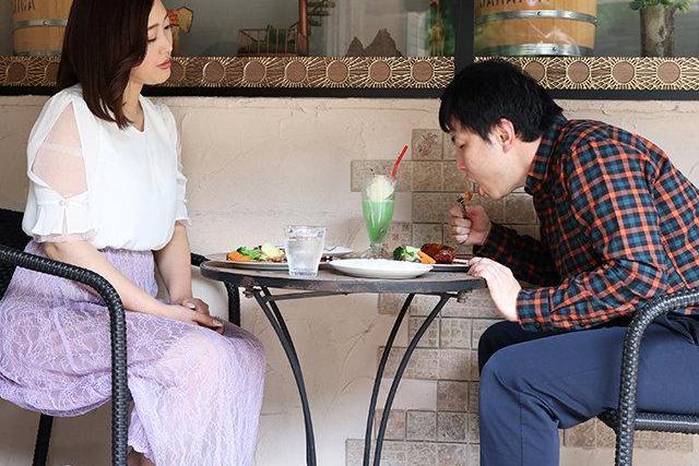 夫のいない喫茶店の経営を支えるコンサルタントに食事会に誘われた人妻が♡ミスばかりの部下の青年に泣きつかれてHをし普通じゃない若者に翻弄される！