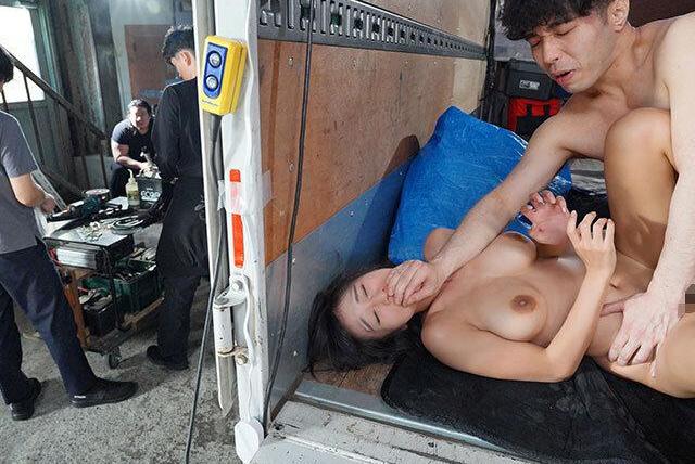 夫の倒産で地方倉庫で働く人妻が極悪少年たちに狙われ抵抗虚しくトラック輪姦の日々が始まる♡