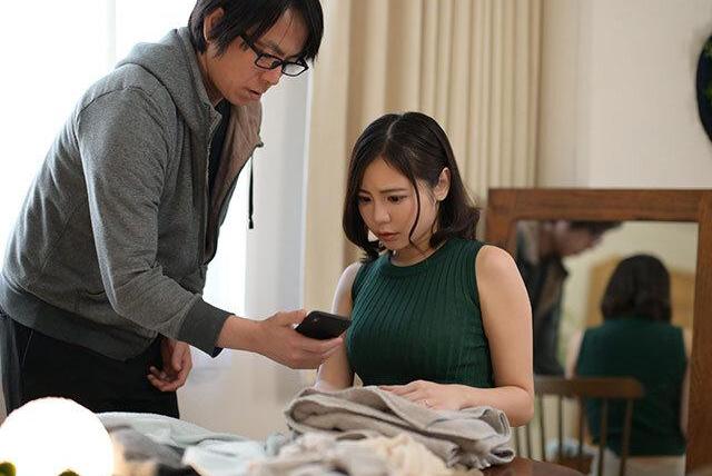 美人妻が満員電車で痴漢集団ぶっかけ凌辱！パンスト透け下着に精液まみれ絶頂♡