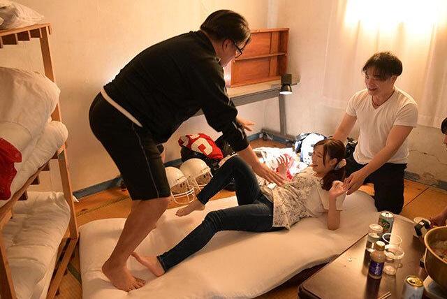 寮母さんに恋をしていた部員は練習の励ましに耐え飲み会で酔った彼女が先輩たちに囲まれるのを見て禁断の展開に身を置く♡