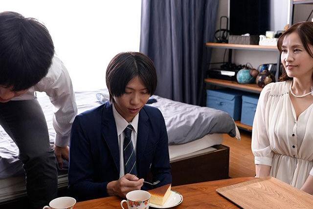 5年間続いた息子の友人とのセフレ関係が彼女の存在で変化する背徳の結末♡