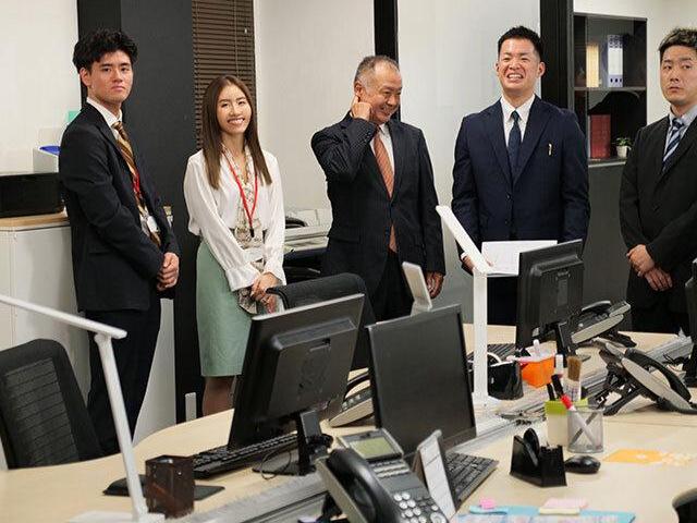 職場結婚してすれ違いの生活を送る人妻が先輩の帰国で再会する。力の移り変わりで憧れの気持ちが蘇り指先を受け入れてしまう！