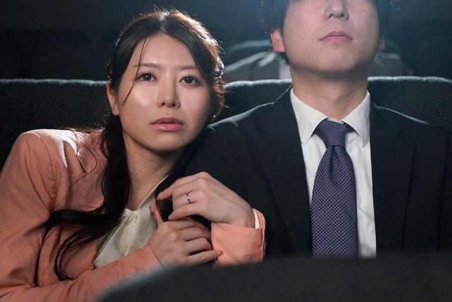 妻の毎晩自慰を知りネトラレ願望目覚め♡ポルノ映画館でサークル仲間と内緒計画の欲求不満解消♡