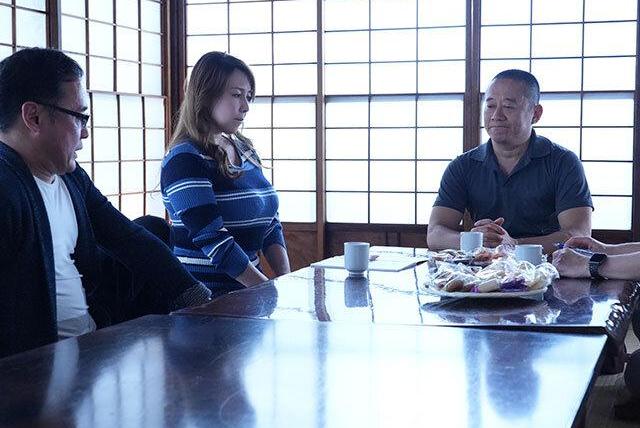 夫の転勤で小さな町へ引っ越した人妻が町内会で独自の厳しい規則を知り…。大きな乳を罰則と称して男たちに貪られる！