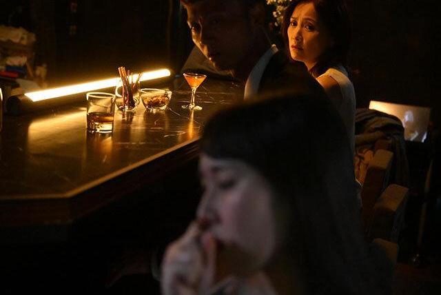 寝取られ性癖を持つ夫が妻を会員制ハプニングバーへ連れ込み…見学だけの約束だったのに禁断の世界に巻き込まれていく背徳の夜！