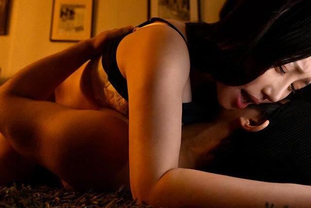 隣に引っ越してきたミステリアスな美人に甘い囁きで誘われ巣籠りしながら濃厚セックスに徐々にハマっていく過程がたまらない！