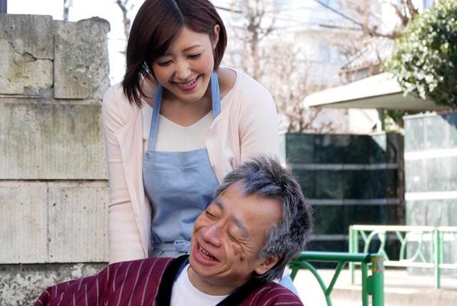 納戸に閉じ込められた介護ヘルパーの揺れ動くデカ尻に欲情した老人が手を伸ばしていく禁断の暗い密室が始まっていく…！