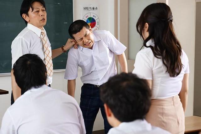 夏期講習をサボる僕を優しく見守る先生と♡ 冷房のない教室の外で汗だくになりながら一線を越える秘密の夏休み！