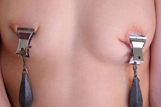 スレンダー美少女をコルセットで締め上げ鉄製拘束具で自由を奪い徐々に性玩具として堕と受け入れさせていく過程が凄まじい！