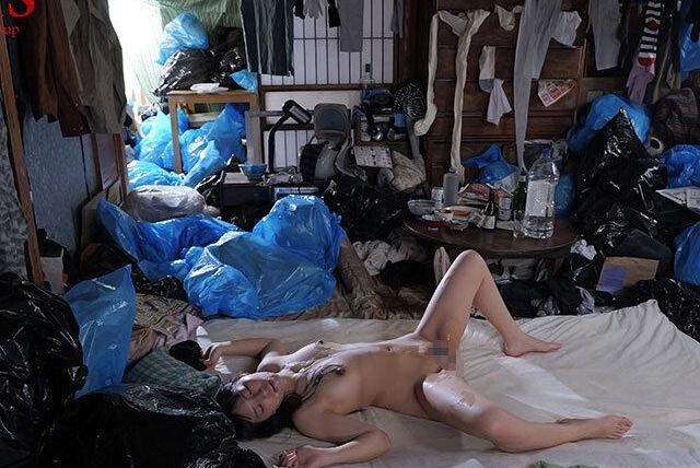 母親の借金のカタに闇金にヤリ部屋へ軟禁された可憐な美少女…むさ苦しい絶倫おやじ達に輪姦され肉欲まみれの孕ませ地獄へ堕ちていく！