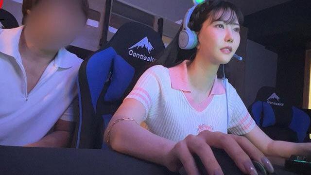 美人ゲーマーお姉さんとオフアポでホテルマルチプレイ！ゲーム中もグイグイ押してバックキル連発のエロノリ最高なオフパコ♡