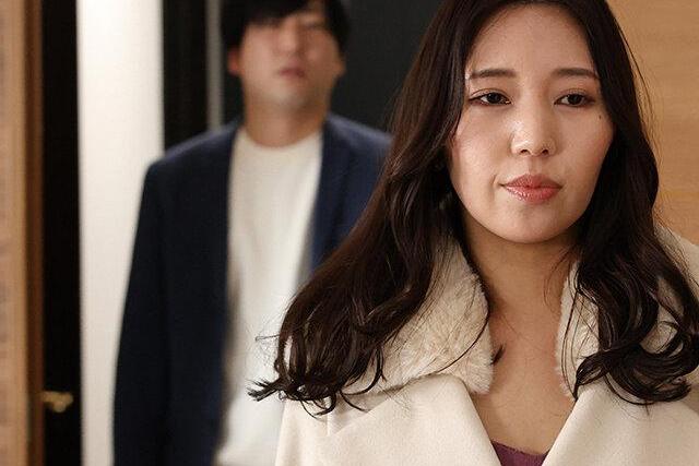 元モデルだった妻がヌード撮影を了承し、カメラの前で体を晒すことになる。どす黒い男たちの欲望に引きずり込まれ、体が熱く疼き快感に染まる余韻を残す展開に！