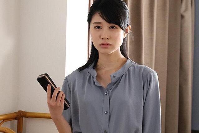 真面目な支援活動に励む妻の胸の奥に、飢えた男たちに犯されたいという禁断の願望が渦巻いていた。誰にも言えない秘密を抱え、理性と欲望の間で激しく葛藤していく…！
