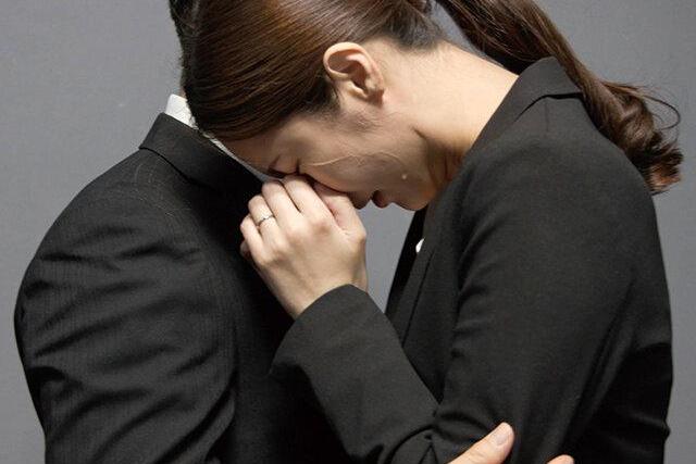 バス事故でお隣奥さんが寝たきりに♡責任を感じた妻が巻き込まれ複雑な看護生活に追い込まれる！