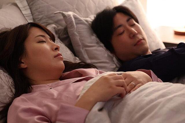 妻はカメラマンの撮影にモデルとして誘われ、セクハラに耐えながら徐々に身体が熱くなりアソコを濡らしていく…！