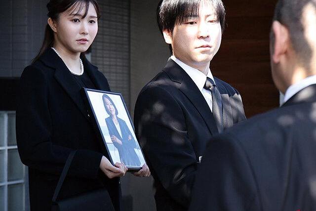 会社を経営する夫と穏やかに暮らしていた妻が義父の突然の帰還に戸惑い、夫を守るため自らを差し出す決断に心が引き裂かれるの♡