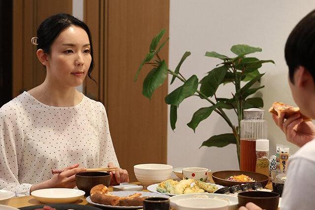 引きこもった息子に女を抱いて男になれと語りかけた母は寝室で待ち合わせ禁断の関係に足を踏み入れる♡